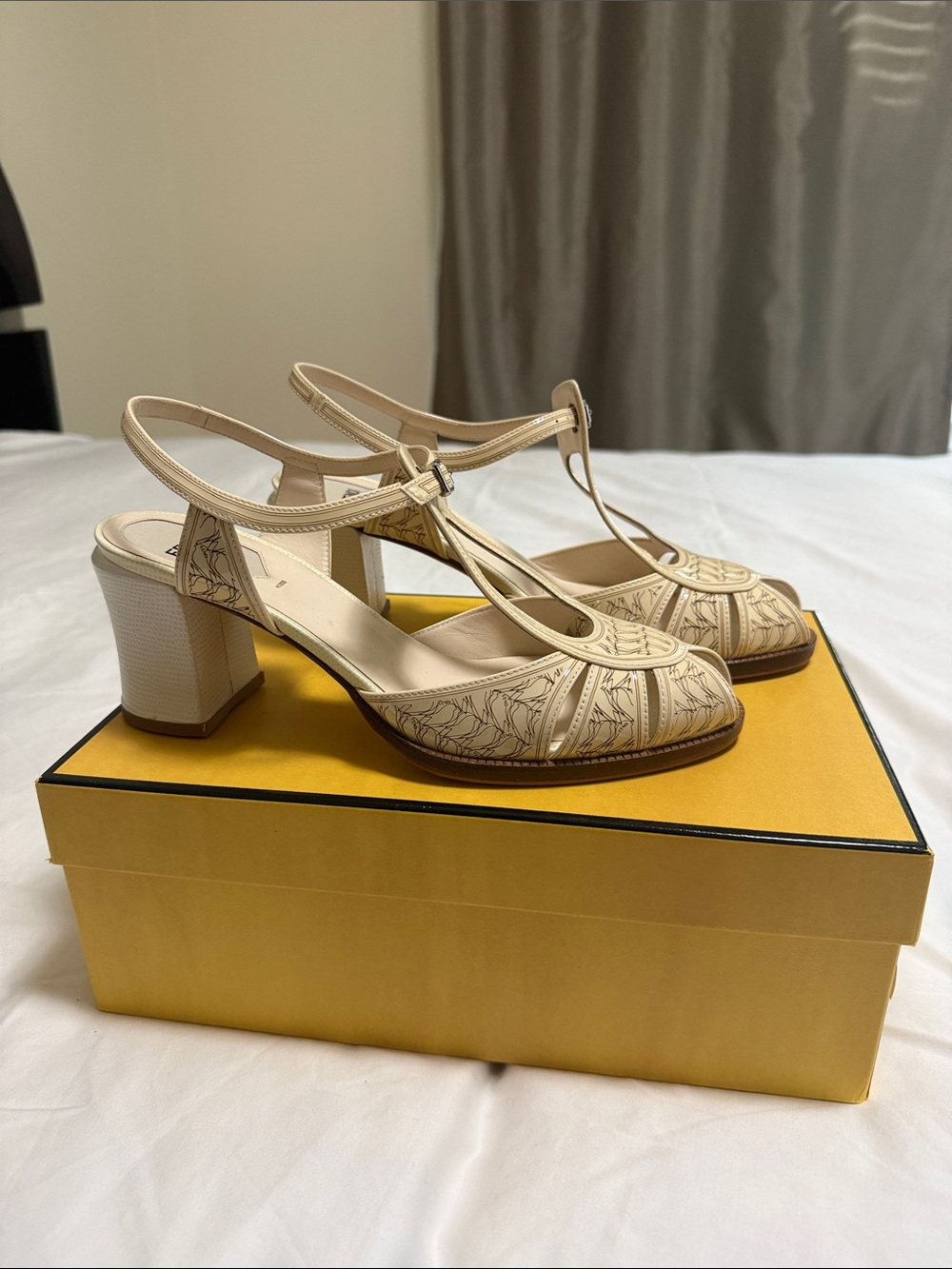 Fendi Women's Beige and white heel Slingback Peep-Toe Heels. Size 40 /9,5 US